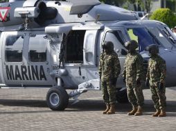 Aspecto de uno de los tres nuevos helicópteros 'Black Hawk' que EU entregó a México para fortalecer la lucha ante el crimen. EFE  /