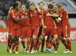 El equipo de Bayern Munich celebra después de haber metido gol en contra del Schalke. AP  /