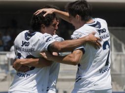 Martín Bravo celebra con sus compañeros el segundo gol contra Toluca. AFP  /