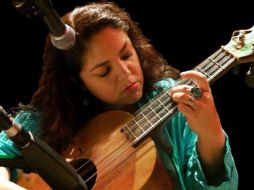 Laura y el ensamble son capaces de hacer lo mismo que los jaraneros populares 'pasar de una secuencia menor a una mayor'. ESPECIAL  /