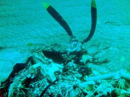 Fotografía que muestra algunas partes del avión siniestrado recientemente localizadas. EFE  /