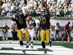 El receptor Santonio  Holmes (D) celebra su anotación contraJacksonville el mariscal de campo Mark Sánchez Mark Sanchez. REUTERS  /
