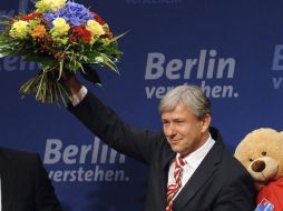 Klaus Wowereit, líder de los socialdemócratas, festeja el triunfo del partido en los comicios legislativos de Berlín. EFE  /