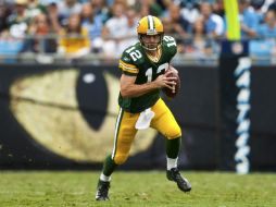 Aaron Rodgers corre con el balón durante el encuentro de su equipo contra las Panteras de Carolina. REUTERS  /