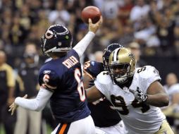 El defensiva Cameron Jordan (94) presiona al mariscal de campo de los Osos Jay Cutler (6). AP  /