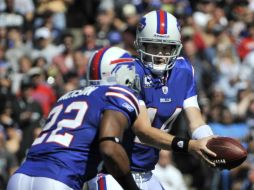Ryan Fitzpatrick (D), recibe el balón de parte de Fred Jackson (22) durante el juego. AP  /