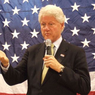 Bill Clinton llama a priorizar creación de empleo