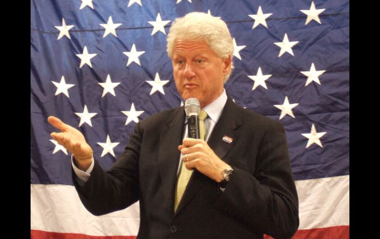 Clinton aprueba que la propuesta de Obama de cobrar un impuesto a millonarios. ARCHIVO  /