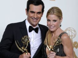 Julie Bowen y Ty Burrell de la serie ''Modern family'' presumen su Emmy. EFE  /