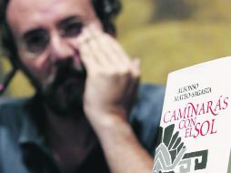 El escritor español Alfonso Mateo-Sagasta presenta su novela histórica Caminarás bajo el Sol, editada por Grijalbo. NOTIMEX  /