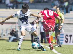 Efraín Velarde despoja del balón a “Sinha”, sin cometer falta alguna. NTX  /