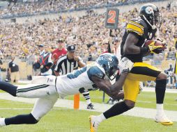 El receptor de los Acereros de Pittsburgh, Mike Wallace (der.), anota un touchdown en el tercer cuarto. REUTERS  /