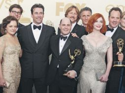 El elenco de Mad Men posa para las cámaras una vez terminada la ceremonia. REUTERS  /
