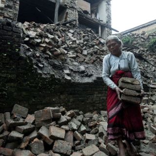 Un terremoto deja a menos 53 muertos en el Himalaya