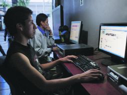 De acuerdo a la compañía de investigación, los internautas visitan redes sociales, pero más de 60% no publica nada. M. FREYRÍA  /