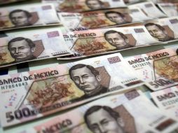 La moneda local  cotizaba en 13.1800 pesos por dólar. ARCHIVO  /
