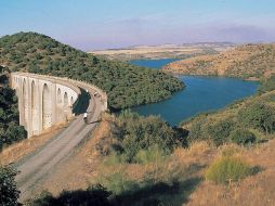 En la imagen se muestra la Vía Verde de la Jara, entre los Montes de Toledo y el macizo extremeño de las Villuercas. EFE  /