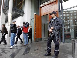 Reporteros y guardias en la entrada del tribunal de Oslo donde se decidió el destino de Breivik. EFE  /