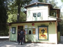 En el parque romano de Villa Borghese, el cine más pequeño del mundo. EFE  /