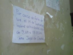 Hay carteles en los muros de la escuela que dicen que las clases se suspenden a partir de las 18:00 horas. O. GARCÍA  /