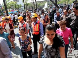 El personal del Poder Legislativo salió por las dos puertas principales que tienen el Congreso. A. HINOJOSA  /