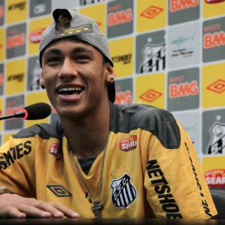 Neymar permanece en el Santos