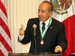 Felipe Calderón habló en Nueva York durante una cena del Consejo de las Américas, que le entregó el galardón. EFE  /