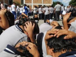 Bajo el abrasante Sol, alumnos de la Escuela Primaria 109 simulan una contingencia, en punto de las 16:00 horas de ayer. S. NÚÑEZ  /