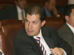 Argüelles afirma estar arrepentido de no haber solicitado desde el pasado martes que se le descontaran los días de su salario. ARCHIVO.  /