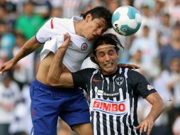 Aldo de Nigris (der), fue castigado tres partidos, luego de disputarse la fecha nueve del Torneo Apertura 2011. AFP  /