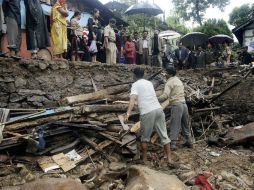 La búsqueda de sobrevivientes se ha dificultado por el mal tiempo y los daños ocasionados. AP  /