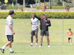 Juan Carlos Chávez da indicaciones en su primer entrenamiento como técnico de Atlas. E. BARRERA  /