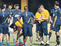 Alfredo Tena dialoga con los jugadores americanistas. MEXSPORT  /