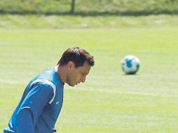 El volante argentino controla el esférico ante la marca de Gerardo Torrado. MEXSPORT  /