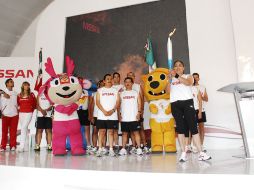 Atletas locales que participarán en la justa deportiva presentan la Antorcha Panamericana en una planta automotriz. ESPECIAL  /
