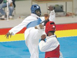 El taekwondoín Gabriel Mercedes (de azul) será el abanderado dominicano  en Guadalajara 2011. MEXSPORT  /