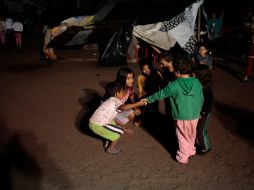 A pesar de terremotos, aludes y problemas internos, niños guatemaltecos juegan en un campamento de desplazados. REUTERS  /