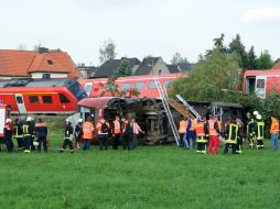 Los tres primeros vagones del convoy descarrilaron, dejando gran parte del pasaje herido pero sin víctimas mortales. EFE  /
