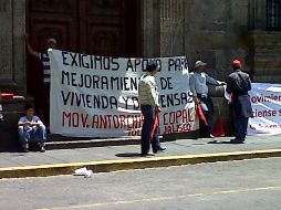 Los manifestantes despliegan mantas con sus peticiones en la fachada del Palacio. P GALLARDO  /