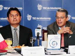 En la fotografía, Alfredo Molina Ortiz y Clemente Hernández, autores del libro La economía basada en el conocimiento. E. BARRERA  /