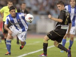 Carlos Vela (I), pelea un balón con el defensa brasileño del Granada, Guilherme Sigueir. EFE  /