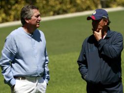 Jorge Vergara de Guadalajara (I) y el 'Güero' Real, platican durante una sesión de entrenamiento. MEXSPORT  /
