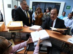 A las instalaciones de la Procuraduría acudió el secretario general del Congreso (atrás) y el diputado Raúl Vargas. A. MADERA  /