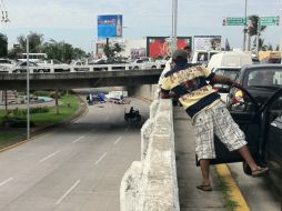 Los camiones con los cuerpos fueron dejados en un paso a desnivel. Imagen tomada de Twitter@only_oCrA  /