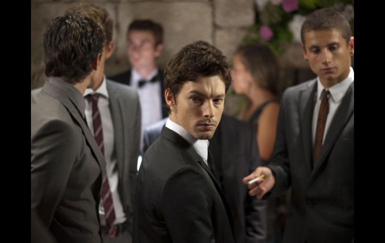 Jan Cornet (centro) interpreta a Vicente en la nueva cinta de Pedro Almodóvar, La piel que habito. ESPECIAL  /