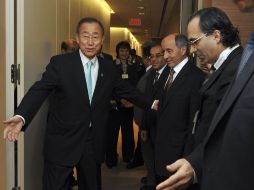 El secretario general de la ONU, Ban Ki-moon (izq.), recibe al presidente del Consejo Nacional de Transición, Mustafá Jalil. REUTERS  /