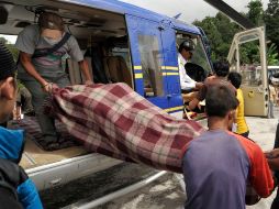 En la foto, uno de los cuerpos de las víctimas del terremoto que asoló este domingo el este de la cordillera del Himalaya. EFE  /