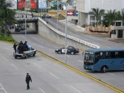 Oficiales de policía bloquearon con un autobús el área en que se ubicaban los vehículos con los cuerpos. REUTERS  /
