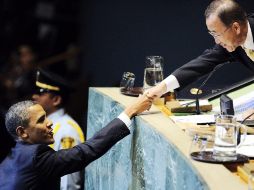 Obama saluda al secretario general de la ONU, Ban Ki-moon, antes de iniciar su discurso. EFE  /