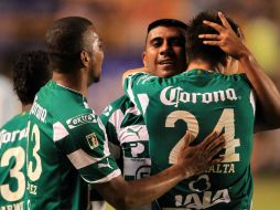 Jugadores del Santos durante la jornada nueve frente al San Luis. MEXSPORT  /